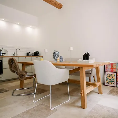 Steinhaus Mit Dachterrasse Und Badefluss